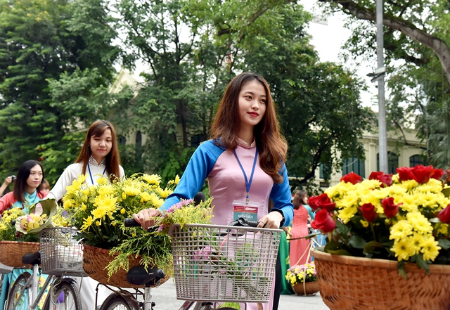 Flower bikes from Me Linh village, one of the most famous flower villages in Hanoi.