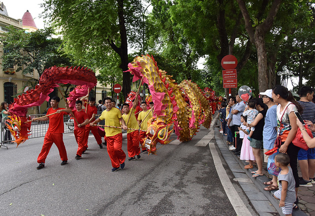 Thousands of people and tourists are enjoying the festival.