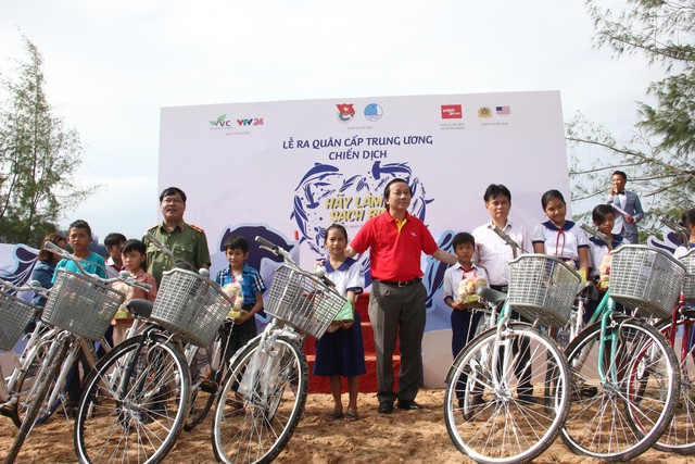 
The organising committee presents 40 bicycles to local students who have risen above difficulties to achieve good academic results.
