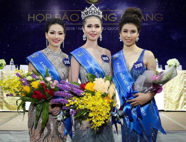 
Kim Ngoc (C) is 1.71 meters tall. Her height allows her to stand out from among first runner-up Ngoc Huyen (R) and second runner-up Phuong Khanh (L).
