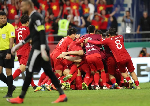 Vietnamese players celebrate after winning the ticket to the 2019 Asian Cup quarterfinals. (Photo: FOX Sports Asia) 