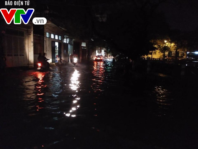 Nhiều tuyến đường Hà Nội thành sông sau mưa lớn - Ảnh 2.