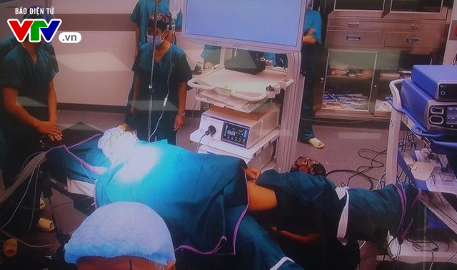 Bệnh nhân đầu tiên tại Việt Nam được phẫu thuật bằng phương pháp nội soi 4K - Ảnh 1.