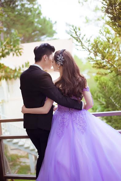 Ảnh cưới của Lâm Khánh Chi với sắc màu tươi sáng, đầy sáng tạo và cá tính, chắc chắn sẽ làm rung động lòng người trẻ muốn tìm kiếm phong cách riêng cho đám cưới của mình. Hãy cùng xem những khoảnh khắc đẹp nhất của cặp đôi này.