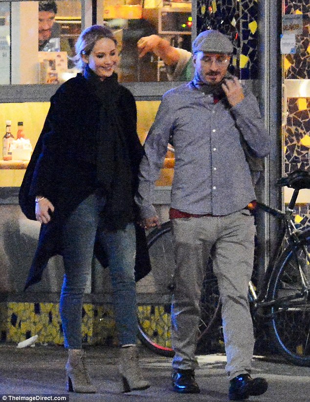 Jennifer Lawrence công khai hôn bạn trai lớn tuổi trên phố - Ảnh 11.