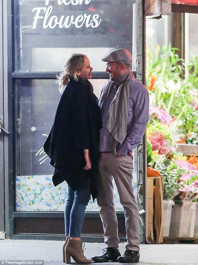 Jennifer Lawrence công khai hôn bạn trai lớn tuổi trên phố - Ảnh 4.