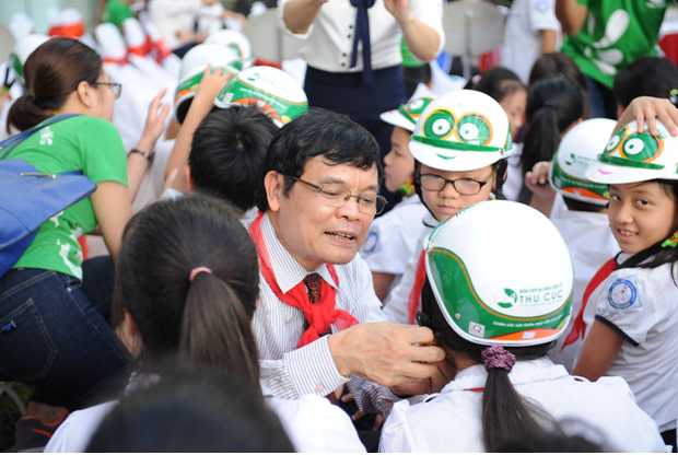 Bệnh viện Thu Cúc tặng miễn phí 20.000 mũ bảo hiểm cho học sinh tiểu học - Ảnh 5.