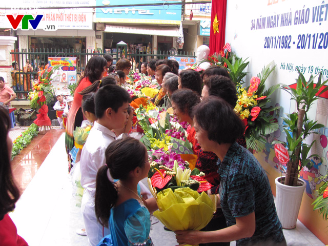 Rộn ràng hoạt động kỷ niệm ngày Nhà giáo Việt Nam tại Hà Nội - Ảnh 8.