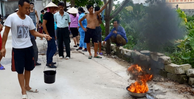 Quảng Ninh: Nhiễm xăng dầu, nước giếng cháy khi đốt lửa