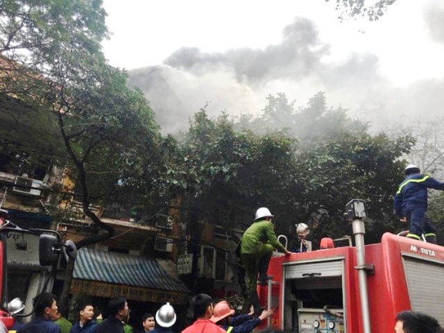 Cháy lớn trên phố Phùng Hưng, Hà Nội - Ảnh 5.