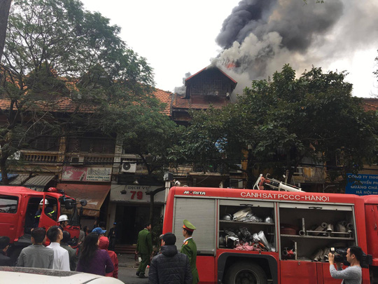 Cháy lớn trên phố Phùng Hưng, Hà Nội - Ảnh 6.