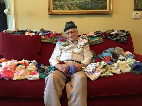 Khâm phục cụ ông 86 tuổi tự học đan mũ để tặng trẻ sơ sinh - Ảnh 1.