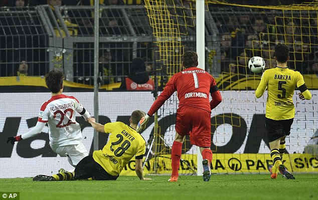 Vòng 16 Bundesliga: Hòa chật vật Augsburg, Dortmund khó đuổi kịp Bayern - Ảnh 2.