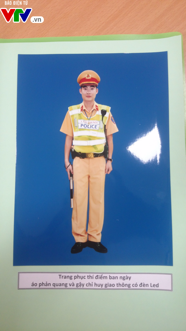 Trang phục đặc biệt của CSGT Hà Nội để phân luồng phố đi bộ quận Hoàn Kiếm - Ảnh 5.