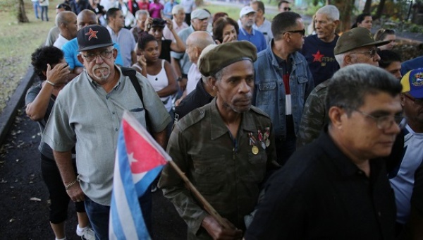 Người dân Cuba xếp hàng dài tiễn đưa lãnh tụ Fidel Castro  - Ảnh 9.