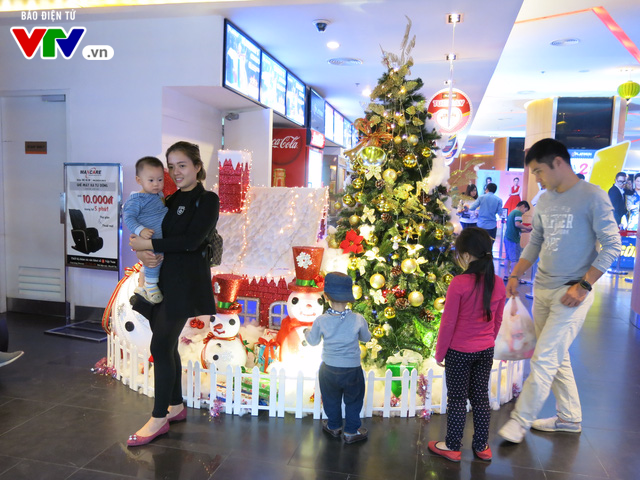 Phố phường Hà Nội rực rỡ sắc màu đón Giáng sinh - Ảnh 9.