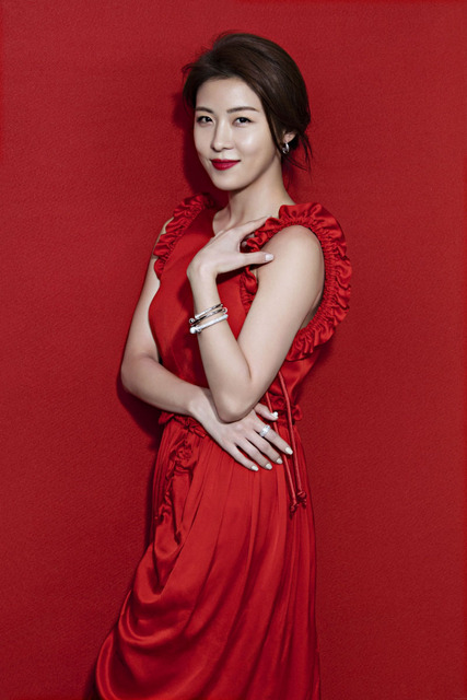 Ha Ji Won chìm trong sắc đỏ quyến rũ - Ảnh 1.