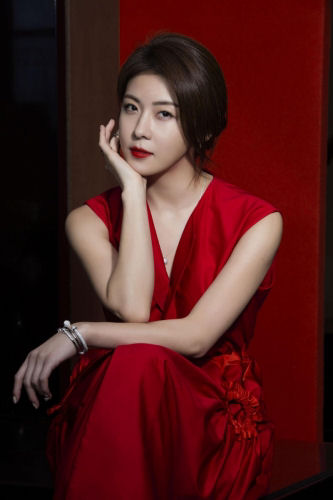 Ha Ji Won chìm trong sắc đỏ quyến rũ - Ảnh 3.