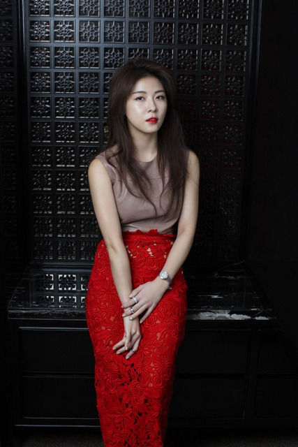 Ha Ji Won chìm trong sắc đỏ quyến rũ - Ảnh 4.