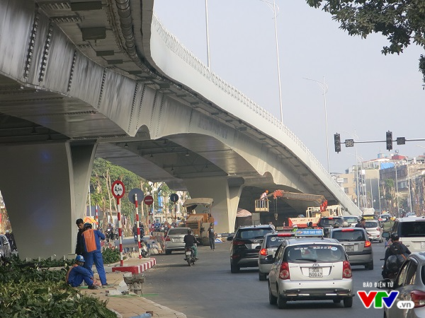 Cầu vượt Ô Đông Mác - Nguyễn Khoái chuẩn bị thông xe - Ảnh 2.