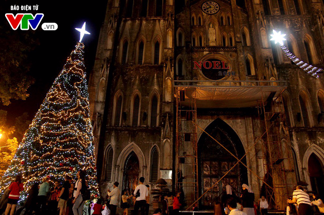 Mãn nhãn trước những cây thông Noel khổng lồ tại Hà Nội - Ảnh 21.