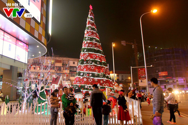 Mãn nhãn trước những cây thông Noel khổng lồ tại Hà Nội - Ảnh 13.