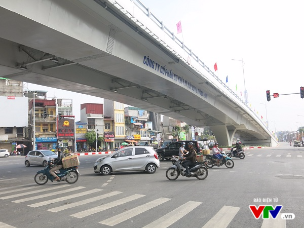 Cận cảnh cây cầu vượt dầm thép 166 tỷ đồng vừa thông xe ở Hà Nội - Ảnh 3.
