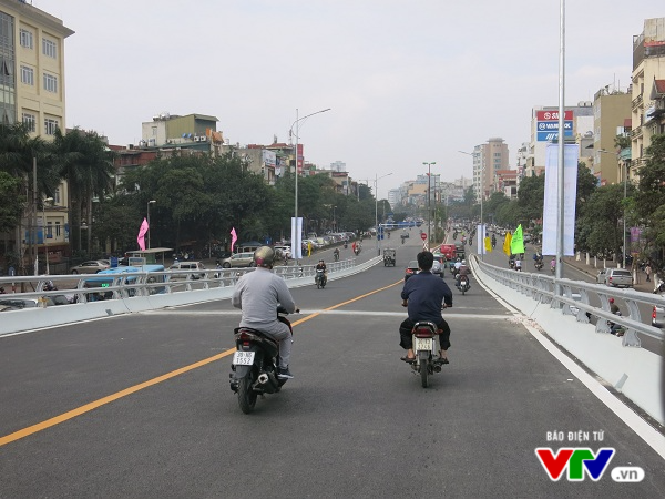Cận cảnh cây cầu vượt dầm thép 166 tỷ đồng vừa thông xe ở Hà Nội - Ảnh 6.