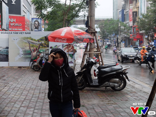 Không khí lạnh tràn về, người Hà Nội thấm mưa rét mùa đông - Ảnh 6.