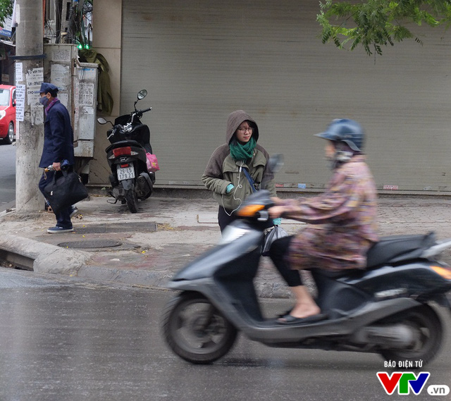 Không khí lạnh tràn về, người Hà Nội thấm mưa rét mùa đông - Ảnh 3.