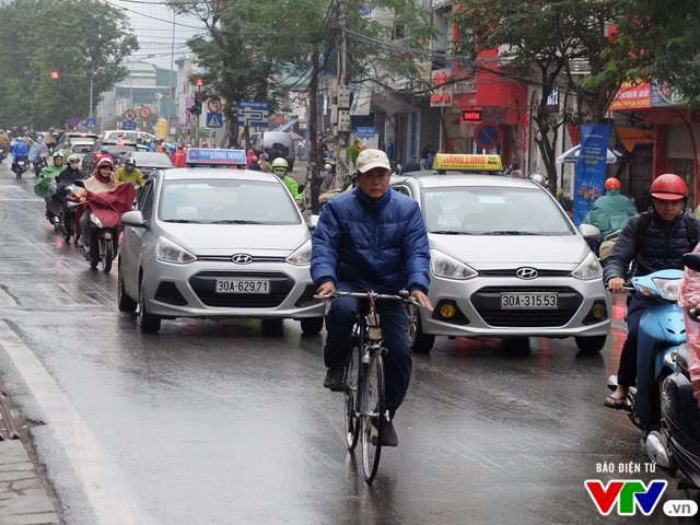 Không khí lạnh tràn về, người Hà Nội thấm mưa rét mùa đông - Ảnh 4.