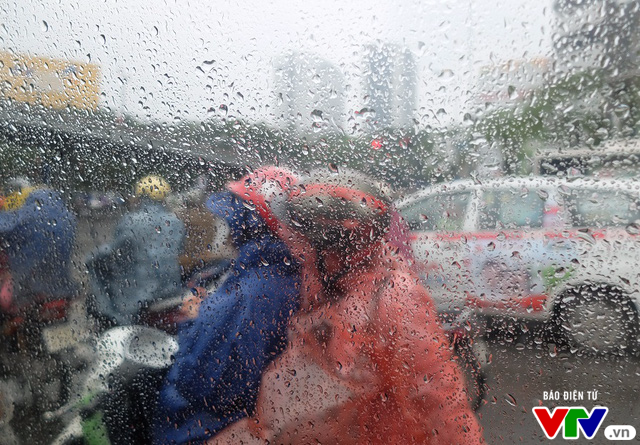 Không khí lạnh tràn về, người Hà Nội thấm mưa rét mùa đông - Ảnh 2.