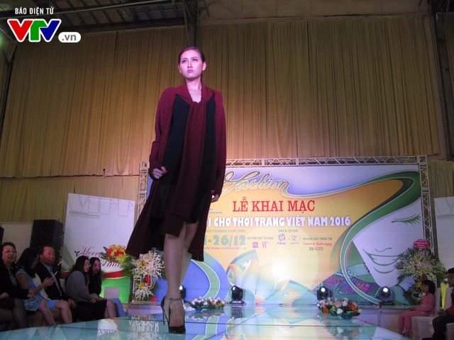 Nhiều người mẫu khoe sắc trong đêm trình diễn thời trang Việt - Ảnh 6.