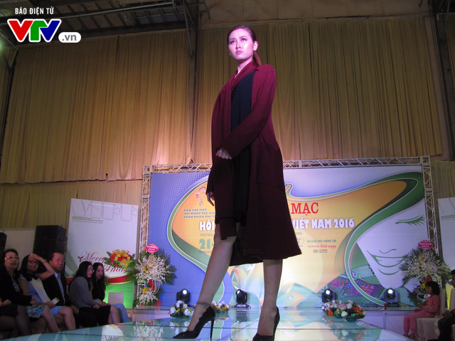 Nhiều người mẫu khoe sắc trong đêm trình diễn thời trang Việt - Ảnh 13.