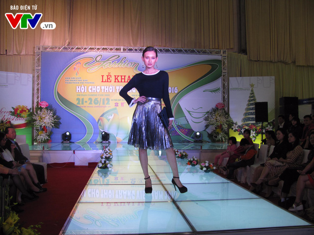 Nhiều người mẫu khoe sắc trong đêm trình diễn thời trang Việt - Ảnh 2.
