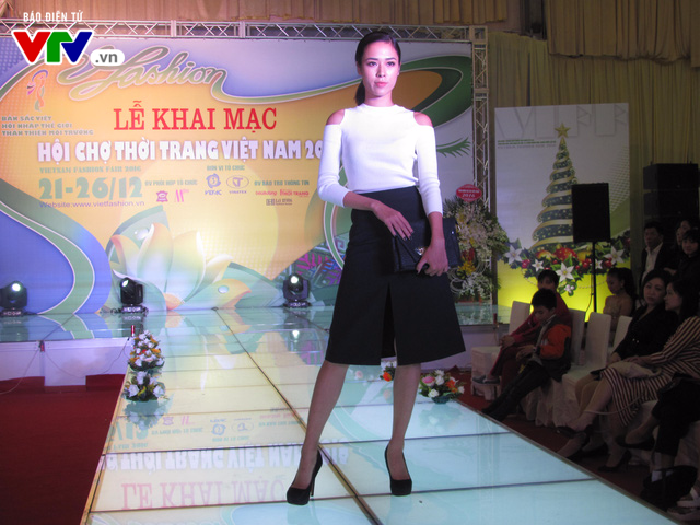 Nhiều người mẫu khoe sắc trong đêm trình diễn thời trang Việt - Ảnh 4.