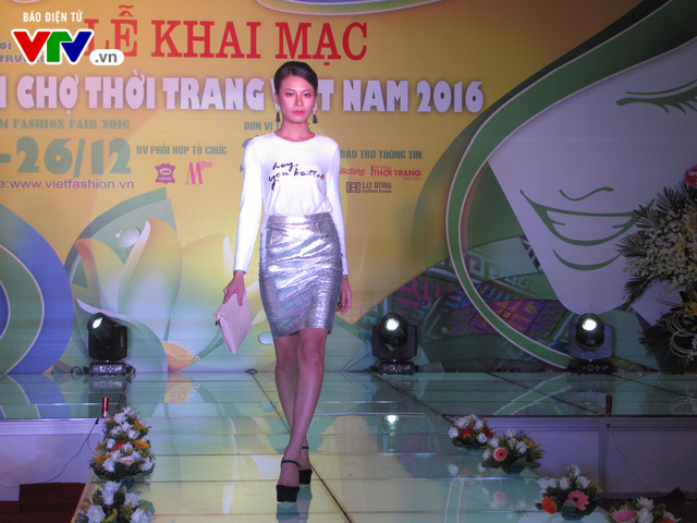 Nhiều người mẫu khoe sắc trong đêm trình diễn thời trang Việt - Ảnh 7.