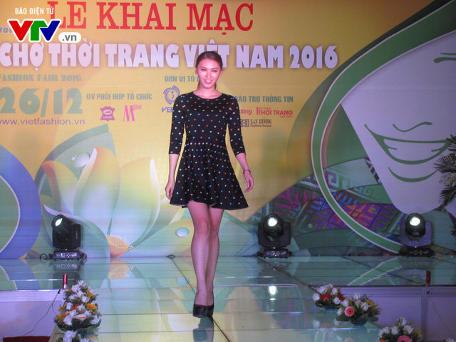 Nhiều người mẫu khoe sắc trong đêm trình diễn thời trang Việt - Ảnh 3.