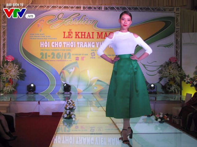 Nhiều người mẫu khoe sắc trong đêm trình diễn thời trang Việt - Ảnh 8.