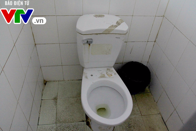 Hà Nội: Nhà vệ sinh trường tiểu học xuống cấp nghiêm trọng - Ảnh 2.