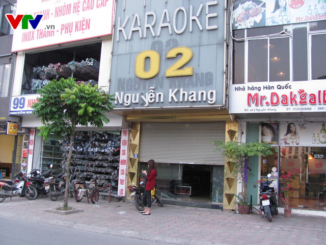 Hàng loạt quán karaoke tháo dỡ biển quảng cáo quá khổ - Ảnh 8.