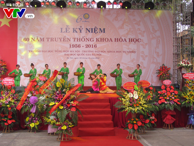 Rộn ràng hoạt động kỷ niệm ngày Nhà giáo Việt Nam tại Hà Nội - Ảnh 13.