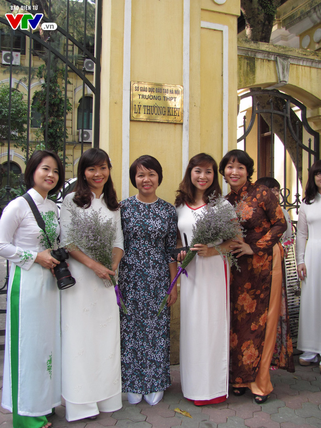 Rộn ràng hoạt động kỷ niệm ngày Nhà giáo Việt Nam tại Hà Nội - Ảnh 11.