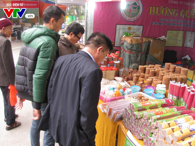 Người dân Hà Nội tấp nập mua sắm tại các hội chợ nhân dịp Giáng sinh - Ảnh 6.