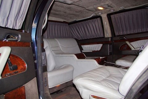 Xế hộp Mercedes S600 Pullman của ông Putin được rao bán với giá 1,3 triệu Euro - Ảnh 2.