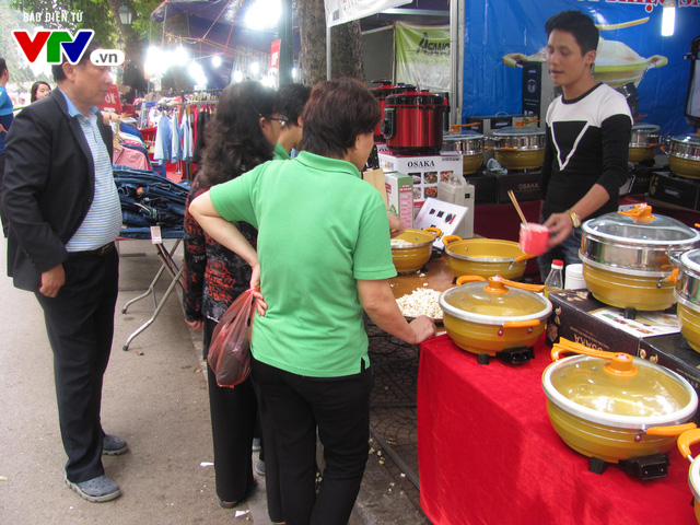 Người dân Hà Nội tấp nập mua sắm tại các hội chợ nhân dịp Giáng sinh - Ảnh 7.