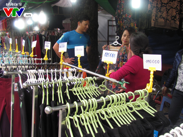 Người dân Hà Nội tấp nập mua sắm tại các hội chợ nhân dịp Giáng sinh - Ảnh 8.