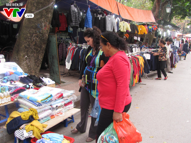 Người dân Hà Nội tấp nập mua sắm tại các hội chợ nhân dịp Giáng sinh - Ảnh 9.