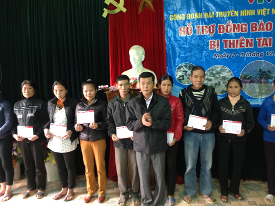 Công đoàn Đài THVN trao quà ủng hộ đồng bào miền Trung bị lũ lụt - Ảnh 1.