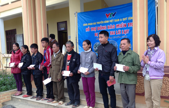 Công đoàn Đài THVN trao quà ủng hộ đồng bào miền Trung bị lũ lụt - Ảnh 6.